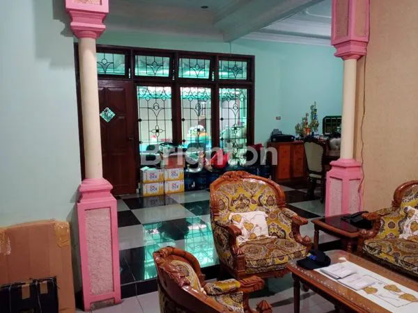 image RUMAH BESAR BERGAYA MODERN LETAKNYA STRATEGIS DI JAKARTA SELATAN (7)