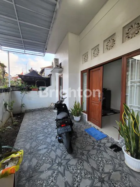 image HUNIAN MINIMALIS MODERN 3 LANTAI BERLOKASI DI JIMBARAN BALI (8)