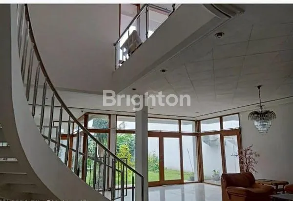 image RUMAH MEWAH 2 LANTAI DI HEGARMANAH WETAN SETIABUDI, BANDUNG (3)