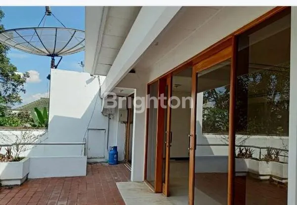 image RUMAH MEWAH 2 LANTAI DI HEGARMANAH WETAN SETIABUDI, BANDUNG (6)