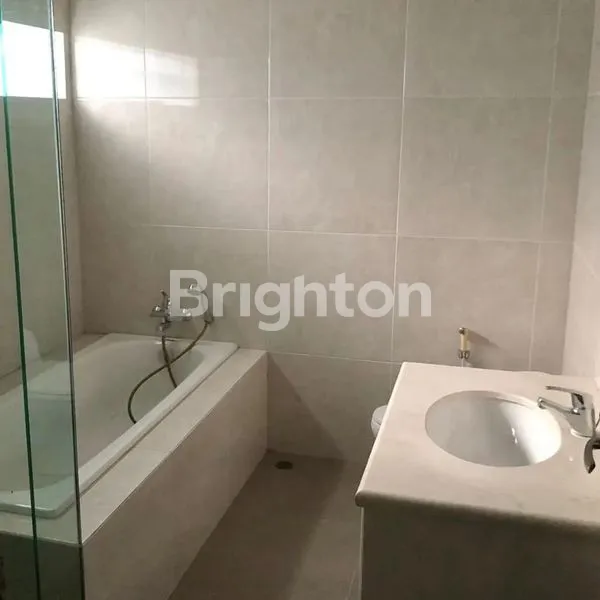 image RUMAH MEWAH SIAP HUNI LOKASI SANGAT STRATEGIS LINGKUNGAN DI DEPAN JALAN KEMBAR ROW JALAN LEBAR CLUSTER FAVORITE CITRALAND (4)