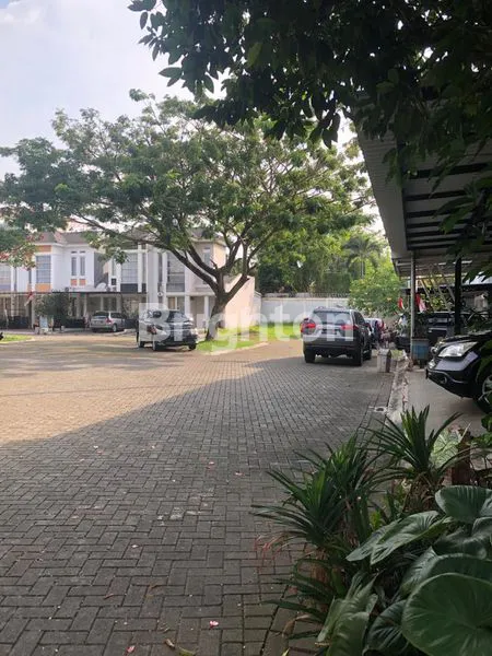 image RUMAH MODERNLAND 3.5 LANTAI DENGAN PARKRAN YANG LUAS (3)