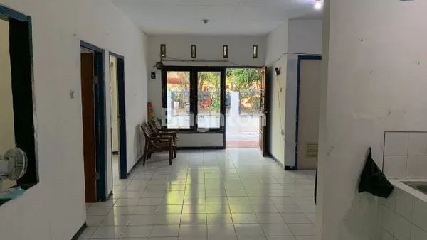 image RUMAH BERSIH SIAP PAKAI ROW JALAN LEBAR (4)