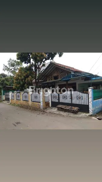 image RUMAH TINGKAT KONDISI BAGUS HALAMAN LUAS (1)