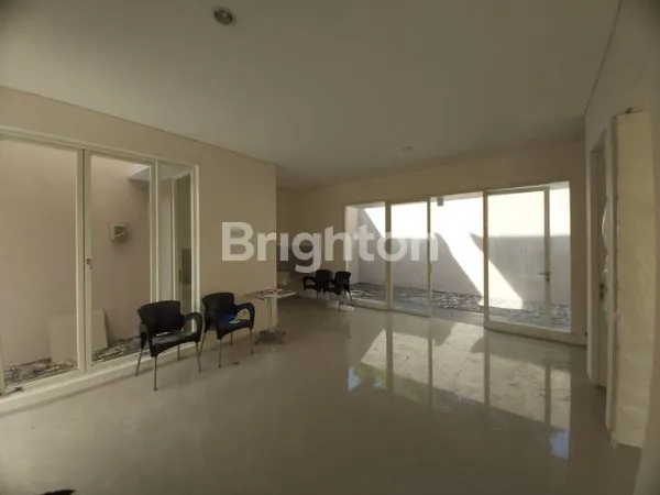 image RUMAH GRESS MINIMALIS 2 LT DI GREEN HILL CITRALAND SURABAYA (4)