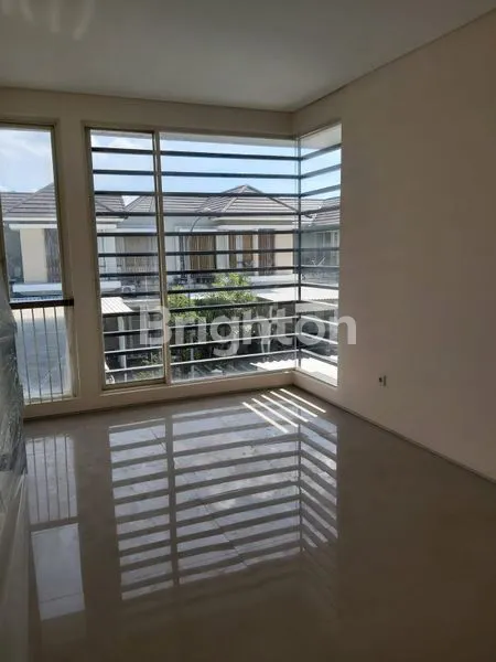 image RUMAH GRESS MINIMALIS 2 LT DI GREEN HILL CITRALAND SURABAYA (3)