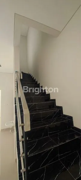 image RUMAH MODERN GRESS MINIMALIS RUNGKUT (7)