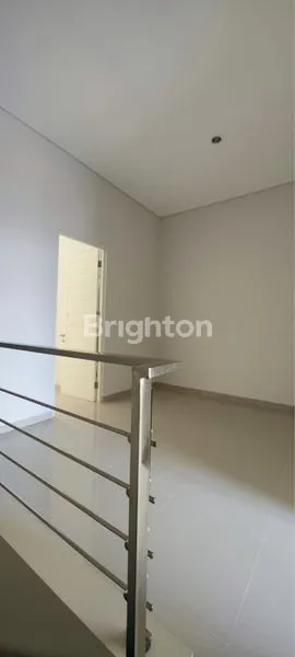 image RUMAH MODERN GRESS MINIMALIS RUNGKUT (8)