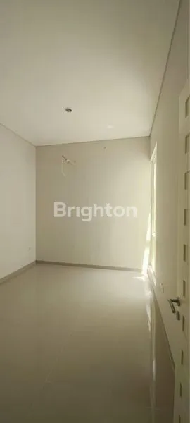 image RUMAH MODERN GRESS MINIMALIS RUNGKUT (4)