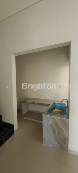 image RUMAH MODERN GRESS MINIMALIS RUNGKUT (5)