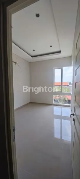 image RUMAH MODERN GRESS MINIMALIS RUNGKUT (6)