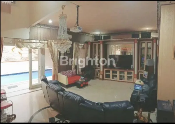 image HOT SALE RUMAH MEWAH ADA KOLAM RENANG GAYUNGSARI TIMUR DEKAT ICON MALL A YANI (3)