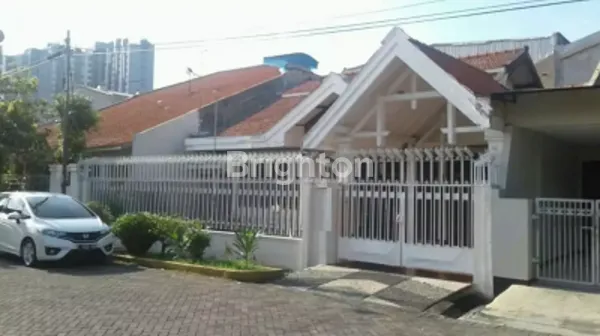 image RUMAH LUAS BELAKANG ADA HALAMAN BELAKANG DI TENGGILIS MEJOYO (1)