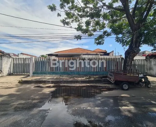 image RUMAH SIAP HUNI LOKASI SANGAT STRATEGIS TENGAH KOTA COCOK UNTUK TEMPAT TINGGAL KANTOR ATAU TEMPAT USAHA PARKIRAN LUAS (1)