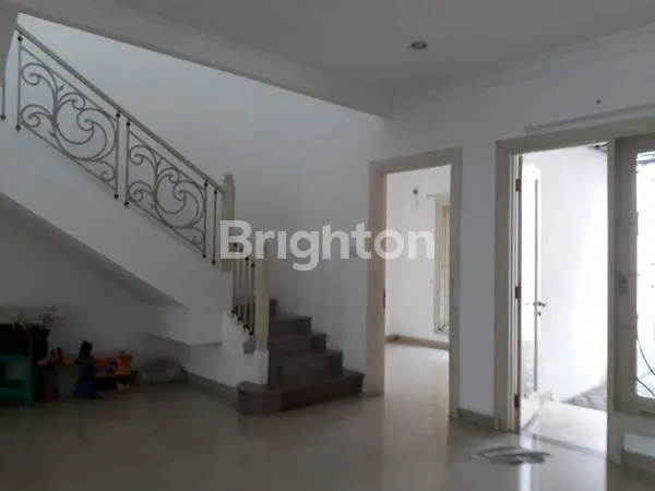 image RUMAH MEWAH AMERICAN STYLE SURABAYA BARAT SANGAT TERAWAT TINGGAL MASUK (2)