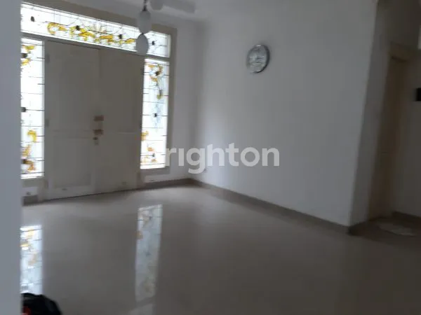 image RUMAH MEWAH AMERICAN STYLE SURABAYA BARAT SANGAT TERAWAT TINGGAL MASUK (4)