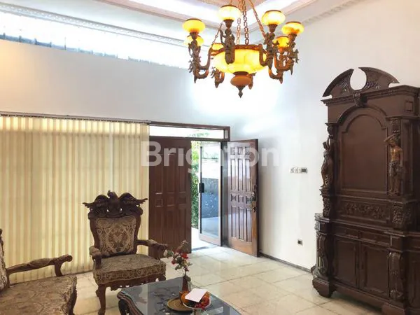 image RUMAH KLASIK DAN ASRI DI RAYA DIPONEGORO - PUSAT KOTA (1)