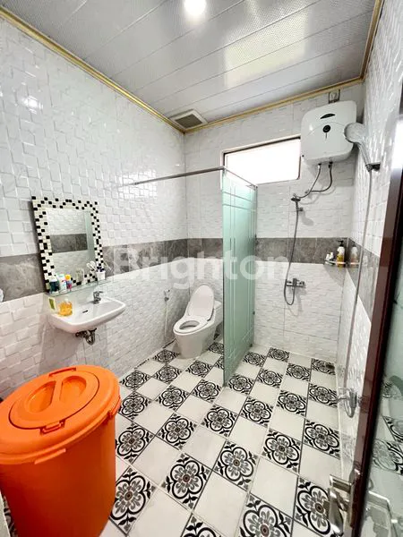 image RUMAH TOWNHOUSE FULL FURNISHED CANTIK, ELEGAN DAN MEWAH DI PERUMAHAN GRAND GARDEN DI DAERAH CELENTANG PUSAT KOTA (6)