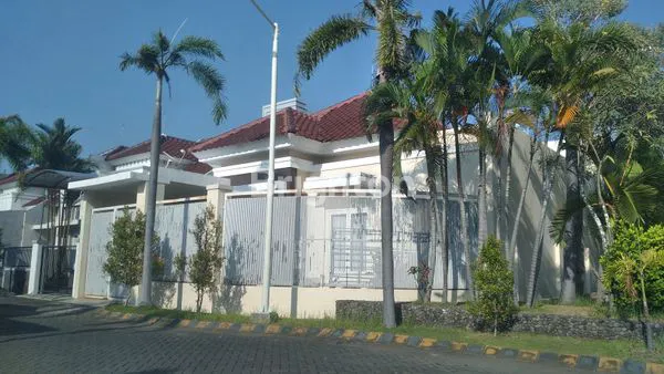 image RUMAH HOOK 1.5 LT EXCLUSIVE INTERIOR DAN ELEGAN DI CENTRAL PARK GUNUNG ANYAR REGENCY SURABAYA (1)