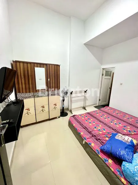 image RUMAH FULL FURNISHED CANTIK DAN NYAMAN SIAP PAKAI DI DALAM KOMPLEK CLUSTER (5)