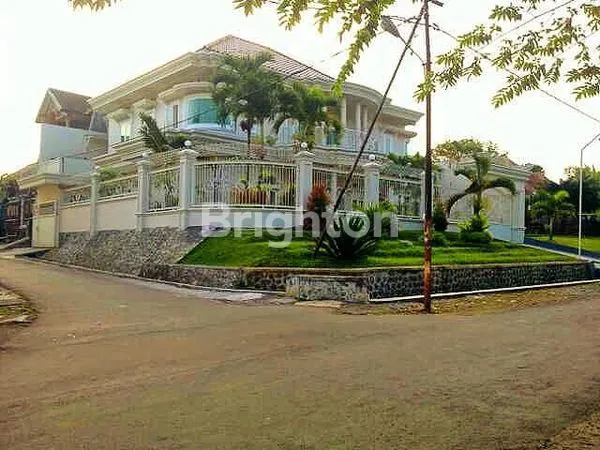 image RUMAH MEWAH BERNUANSA CLASSIC EROPA LOKASI STRATEGIS DEKAT EXIT TOL LAWANG KOTA MALANG (1)