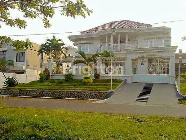 image RUMAH MEWAH BERNUANSA CLASSIC EROPA LOKASI STRATEGIS DEKAT EXIT TOL LAWANG KOTA MALANG (2)