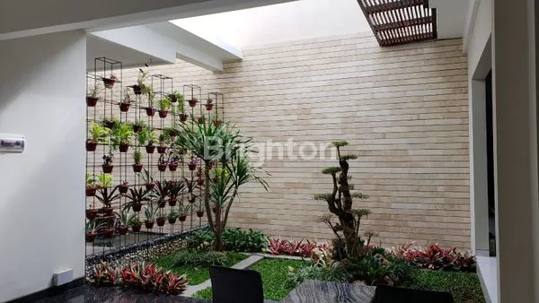 image RUMAH 3 LT FURNISHED MEWAH DAN ELEGAN DI KEDUNG BARUK SURABAYA (2)
