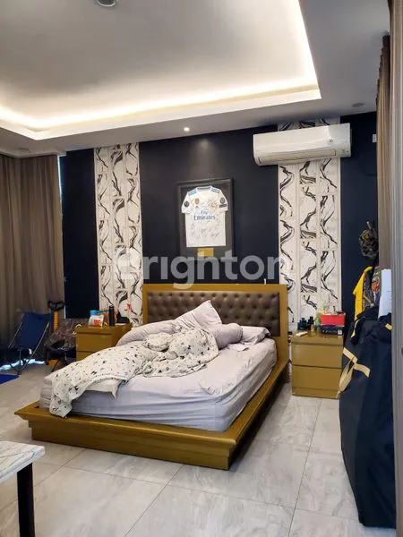 image RUMAH 3 LT FURNISHED MEWAH DAN ELEGAN DI KEDUNG BARUK SURABAYA (4)