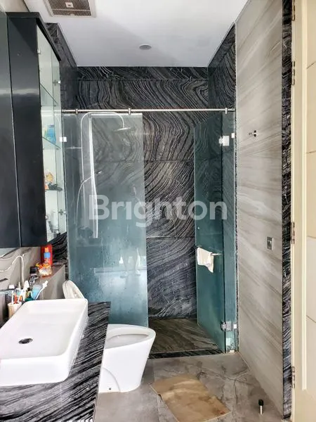 image RUMAH 3 LT FURNISHED MEWAH DAN ELEGAN DI KEDUNG BARUK SURABAYA (6)