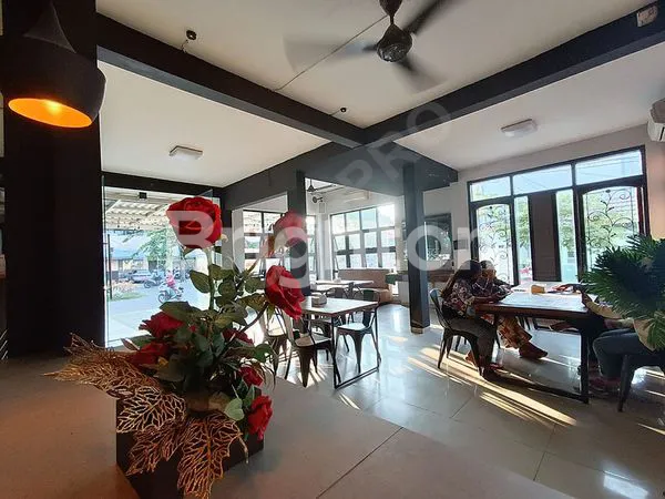 COCOK UNTUK RESTO / CAFE, BANGUNAN KOMERSIAL DI RAYA KLAMPIS, SELANGKAH KE RAYA MERR*