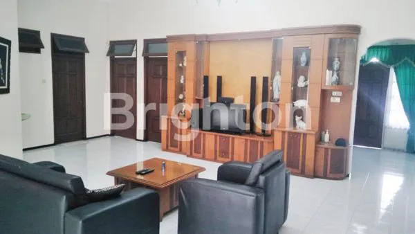 image RUMAH TERAWAT, LOKASI STRATEGIS, KAMAR BANYAK, ADA PERABOT (2)
