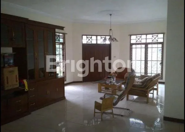 image RUMAH CANTIK SANGAT NYAMAN DENGAN HALAMAN YANG LUAS SIAP HUNI (6)