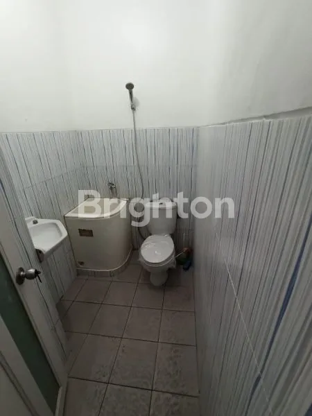 image RUMAH CANTIK BANGUNAN SUDAH RENOVASI SATU SETENGAH LANTAI (4)