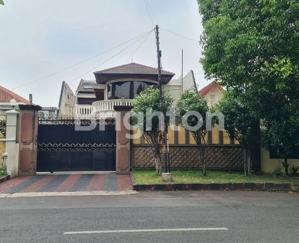 image RUMAH MEWAH 2 LANTAI PUSAT KOTA SURABAYA SANGAT TERAWAT LOKASI STRATEGIS (1)