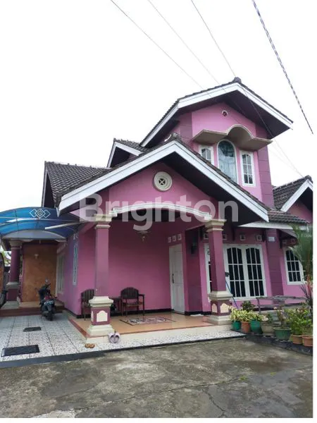 image RUMAH PINGGIR JALAN RAYA LAHAN LUAS KONDISI TERAWAT DAN BAGUS DI JUAL FULL FURNISH (1)