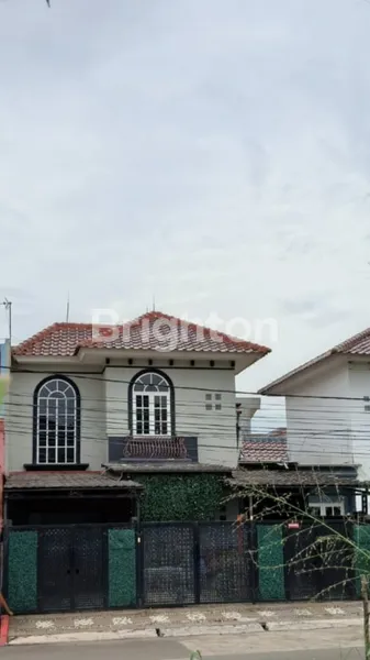 image MURAH !! TURUN HARGA DARI 2 M, RUMAH LUAS 2 LANTAI, CANTIK & STRATEGIS DEPAN GERBANG PERUMAHAN LANGSUNG TOLL, FASILITAS LENGKAP (1)