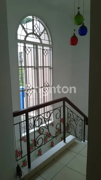 image MURAH !! TURUN HARGA DARI 2 M, RUMAH LUAS 2 LANTAI, CANTIK & STRATEGIS DEPAN GERBANG PERUMAHAN LANGSUNG TOLL, FASILITAS LENGKAP (5)