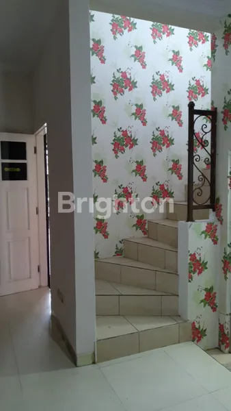 image MURAH !! TURUN HARGA DARI 2 M, RUMAH LUAS 2 LANTAI, CANTIK & STRATEGIS DEPAN GERBANG PERUMAHAN LANGSUNG TOLL, FASILITAS LENGKAP (8)