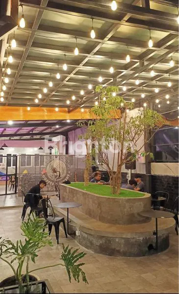 image CAFE MONGINSIDI, LOKASI PUSAT KULINER DAN STRATEGIS TENGAH KOTA (2)