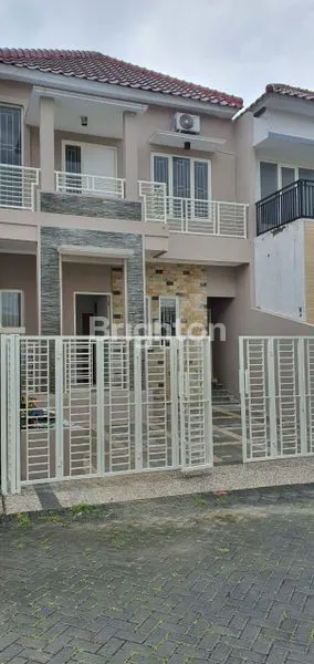 image RUMAH EXCLUSIVE BARU GRESS BERSIH TERAWAT FULL FURNISH DI KOMPLEK ELITE KOTA WISATA BATU SIAP HUNI (1)