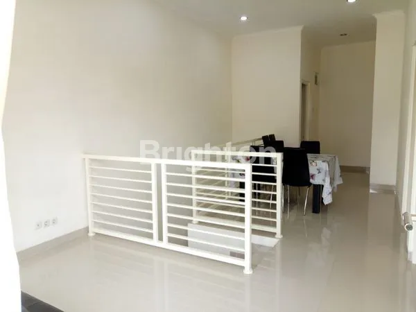 image RUMAH EXCLUSIVE BARU GRESS BERSIH TERAWAT FULL FURNISH DI KOMPLEK ELITE KOTA WISATA BATU SIAP HUNI (5)