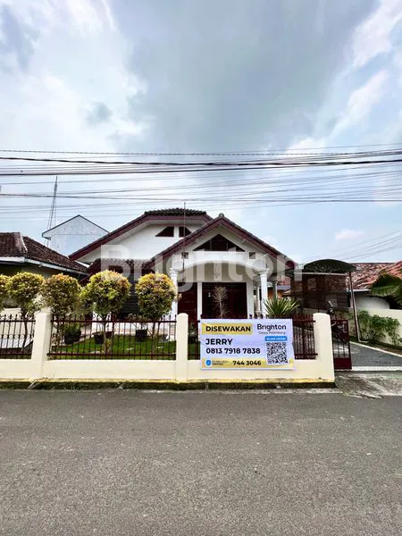 RUMAH CANTIK DAN BESAR FULL FURNISHED SIAP HUNI DI PUSAT KOTA