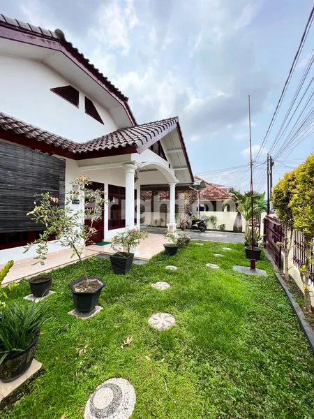 image RUMAH CANTIK DAN BESAR FULL FURNISHED SIAP HUNI DI PUSAT KOTA (2)