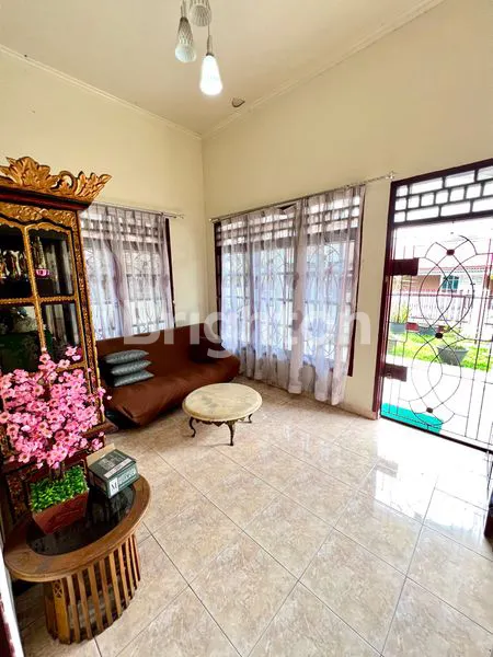 image RUMAH CANTIK DAN BESAR FULL FURNISHED SIAP HUNI DI PUSAT KOTA (3)