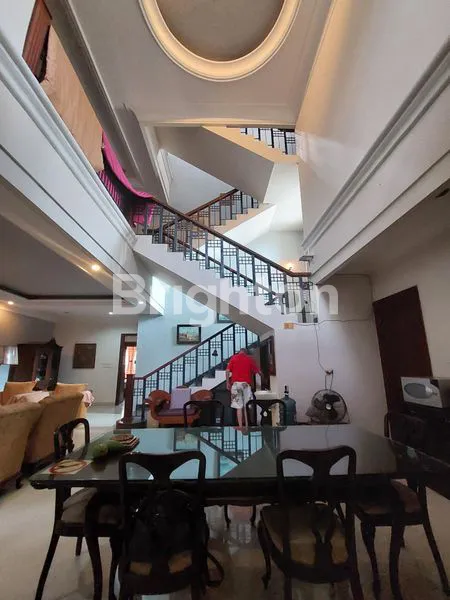 image RUMAH 3 LANTAI SIAP HUNI CENTRAL PARK DEKAT MERR (1)