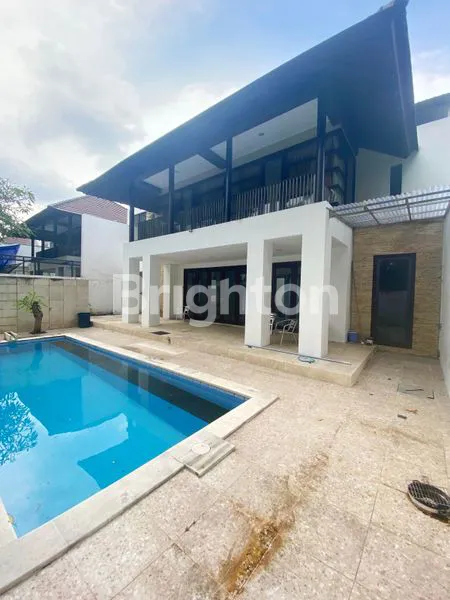 image RUMAH KONSEP VILLA DI BALI ISEN INTERNATIONAL LIVING BY INTILAND ADA SWIMMING POOL LINGKUNGAN ASRI DEKAT HOKKY SUPERMARKET, PRIMALARAS SWIMMING AND FITNESS CENTER, PASAR MODERN, PUSAT BISNIS DAN KOMERSIAL (8)