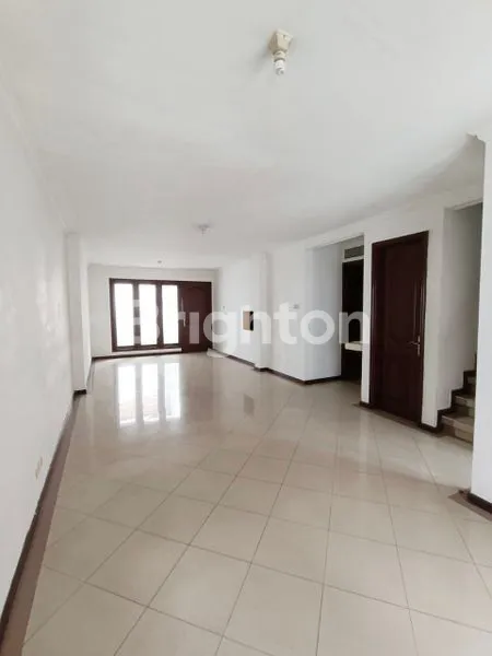 image RUMAH KRIS KENCANA SARI BARAT SELANGKAH KE CIPUTRA WORLD (2)