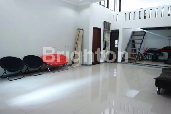 image RUMAH BAGUS DI AREA SEJUK DENGAN HALAMAN YANG LUAS DI SETIABUDHI BANDUNG (4)