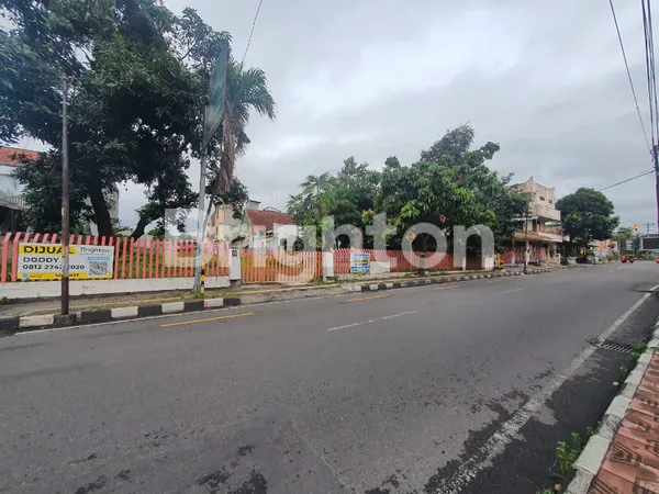 RUMAH LAMA HITUNG TANAH TENGAH KOTA SELANGKAH JALAN URIP SUMOHARJO XXI DAERAH ISTIMEWA YOGYAKARTA
