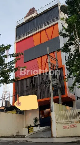 gedung komersial area tengah kota surabaya
